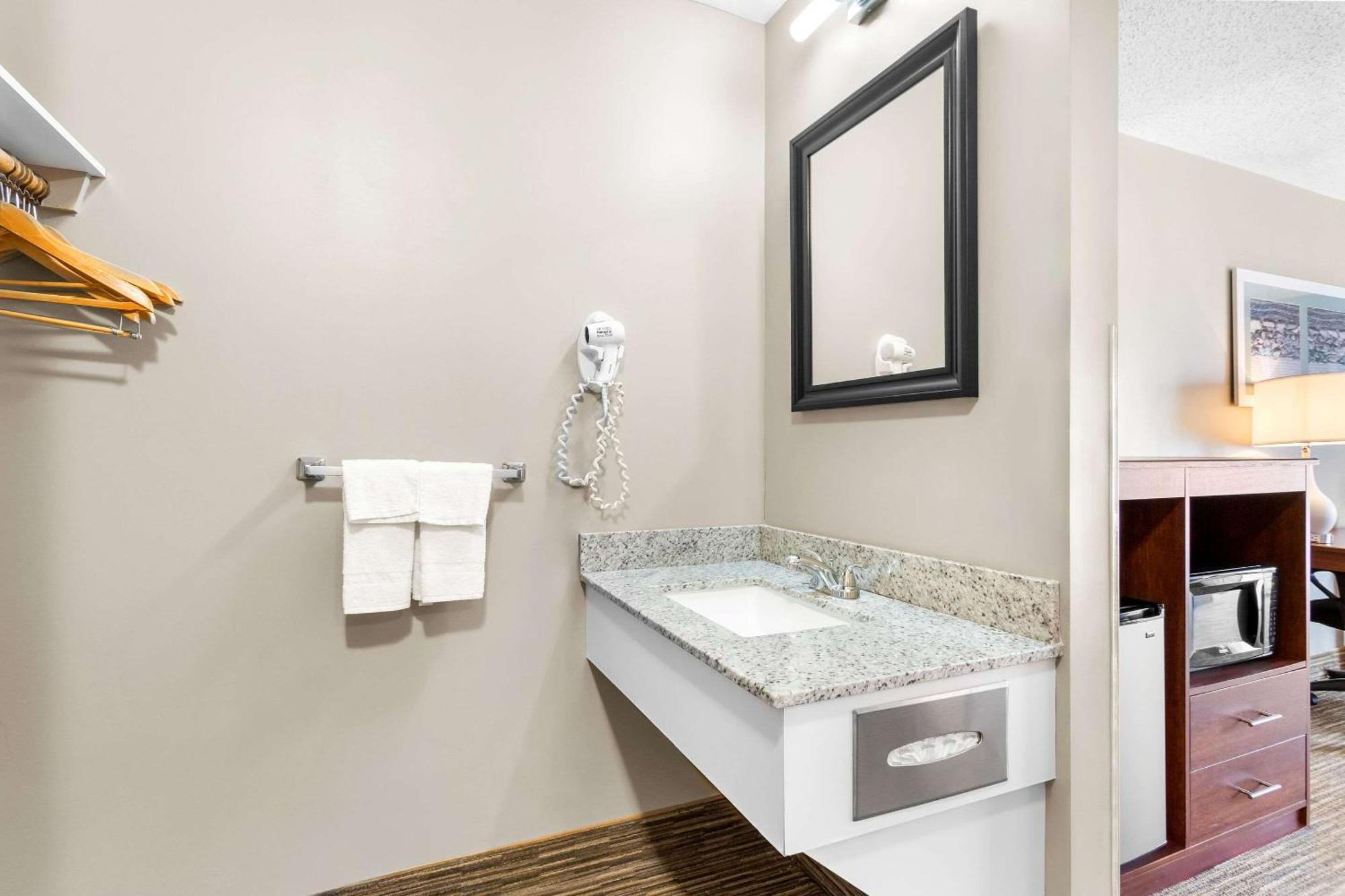 Quality Inn & Suites Gorham Exteriör bild